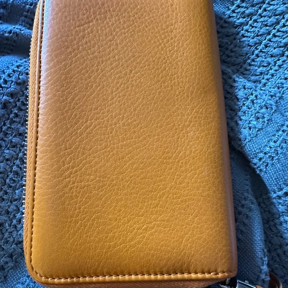 Gucci Tan Leather Zip Wallet with Embossed GG - Picture 3 of 5
